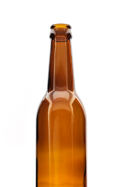 Nahaufnahme einer Bierflasche vor weißem Hintergrund