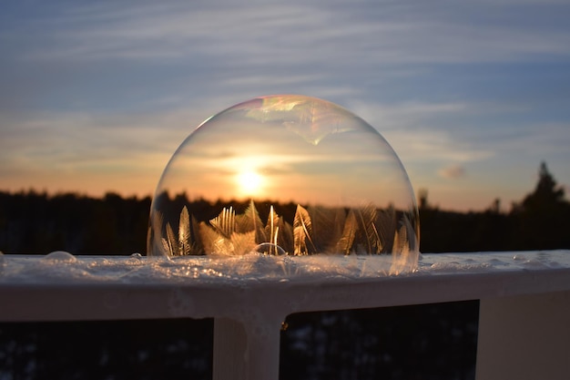 Foto nahaufnahme einer blase auf dem geländer gegen den himmel bei sonnenuntergang