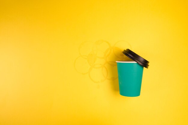 Foto nahaufnahme einer blauen flasche vor gelbem hintergrund