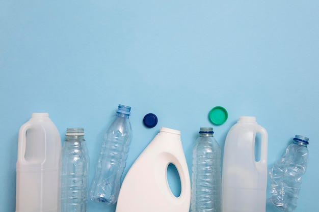 Nahaufnahme einer blauen Flasche vor weißem Hintergrund