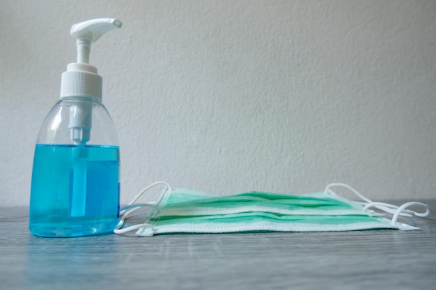 Foto nahaufnahme einer blauen glasflasche auf dem tisch