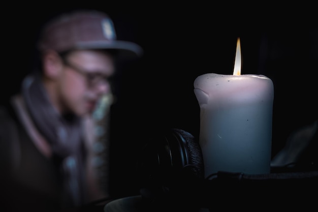 Foto nahaufnahme einer brennenden kerze im dunkeln