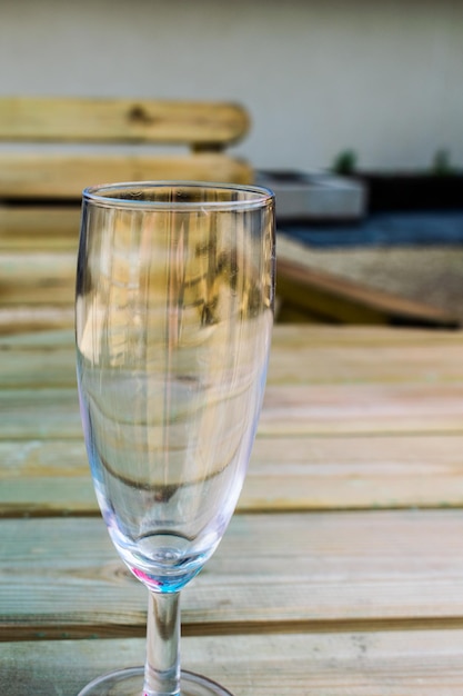 Foto nahaufnahme einer champagnerflöte auf dem tisch