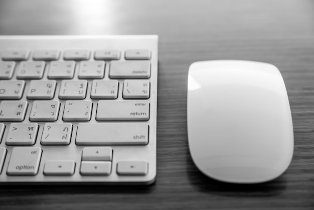 Nahaufnahme einer Computer-Tastatur auf einem Tisch