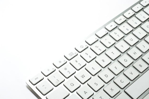 Nahaufnahme einer Computer-Tastatur vor weißem Hintergrund