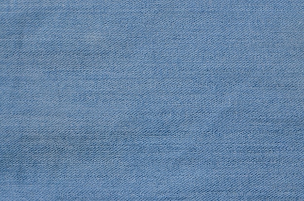 Nahaufnahme einer Denim-Textur mit ineinander verschlungenen Linien, die ein optisch interessantes Muster erzeugen. Ideal für Projekte im Zusammenhang mit Modestil und Innenarchitektur