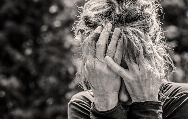 Foto nahaufnahme einer depressiven frau, die ihr gesicht berührt