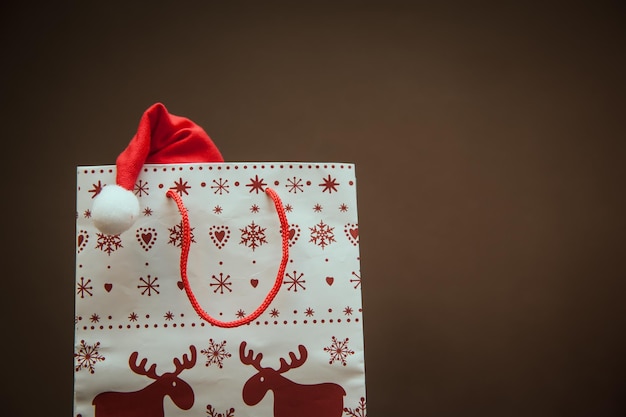 Foto nahaufnahme einer einkaufstasche vor braunem hintergrund zu weihnachten