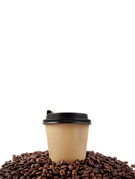 Nahaufnahme einer Einwegkaffeetasse auf gerösteten Bohnen auf weißem Hintergrund