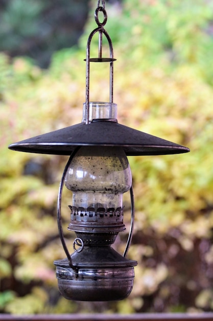 Foto nahaufnahme einer elektrischen lampe, die auf dem feld hängt