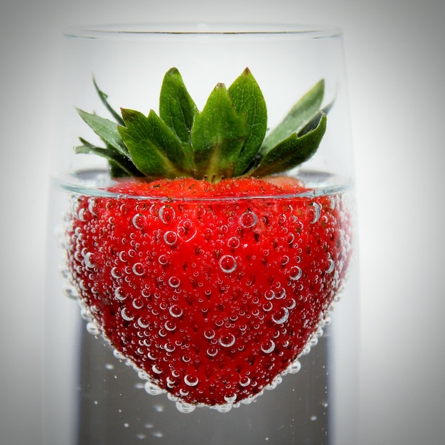 Nahaufnahme einer Erdbeere im Trinkglas
