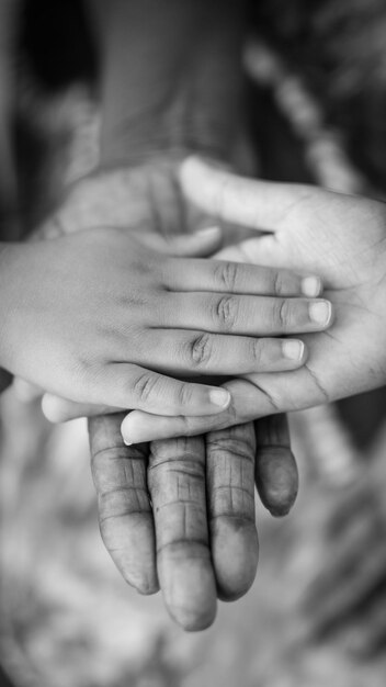 Foto nahaufnahme einer familie, die sich die hände hält