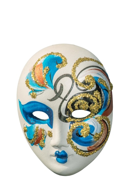 Nahaufnahme einer farbenfrohen Maske vor weißem Hintergrund