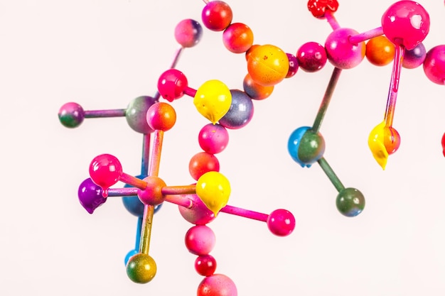 Foto nahaufnahme einer farbenfrohen molekularen struktur auf weißem hintergrund