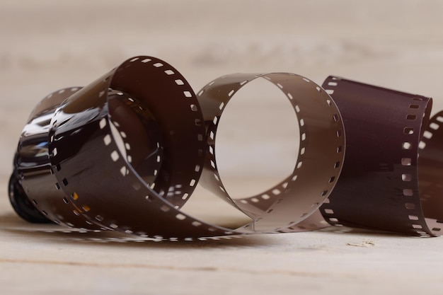 Nahaufnahme einer Filmrolle auf dem Tisch
