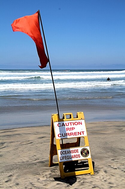 Foto nahaufnahme einer flagge am strand vor klarem himmel