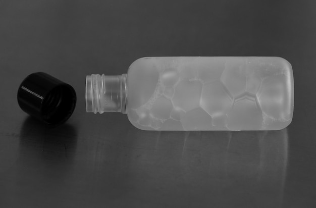 Foto nahaufnahme einer flasche auf dem tisch