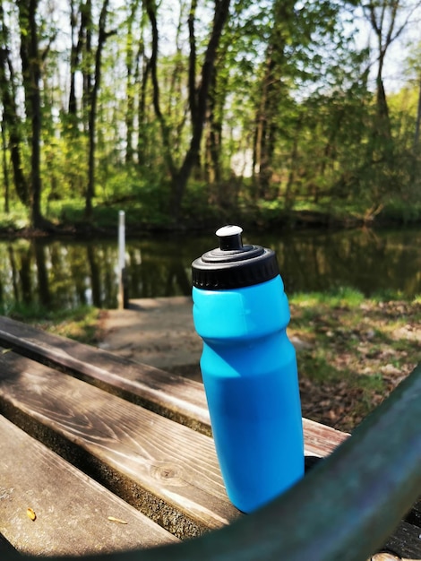 Foto nahaufnahme einer flasche auf einem holztisch im wald