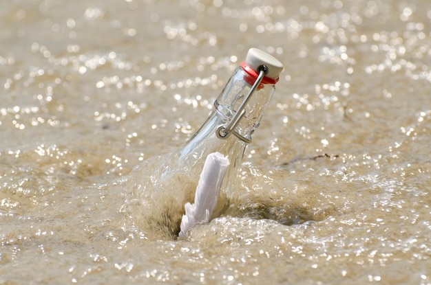 Foto nahaufnahme einer flasche mit einer nachricht im wasser