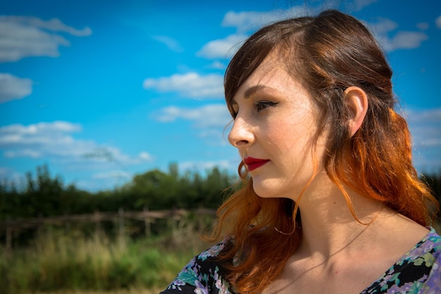 Nahaufnahme einer Frau auf dem Feld gegen den Himmel