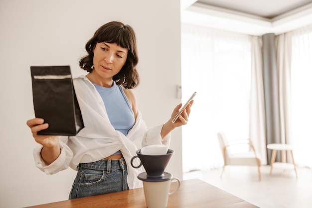 Nahaufnahme einer Frau, die alternativen Kaffee in der Küche wählt