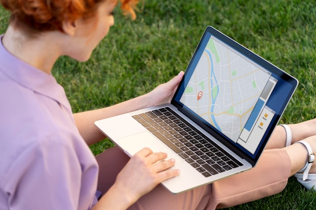 Foto nahaufnahme einer frau, die am laptop arbeitet