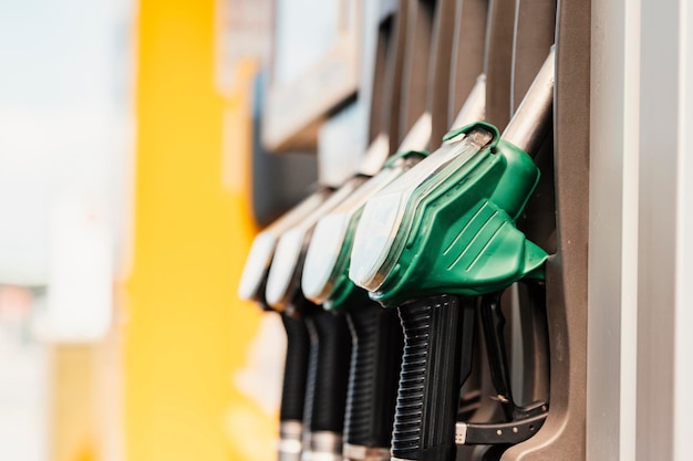 Nahaufnahme einer Frau, die an der Tankstelle Benzin im Auto pumpt Benzin oder Benzin, das in ein Motortransportkonzept gepumpt wird