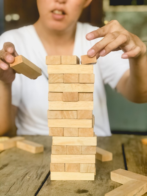 Foto nahaufnahme einer frau, die auf einem holztisch spielt