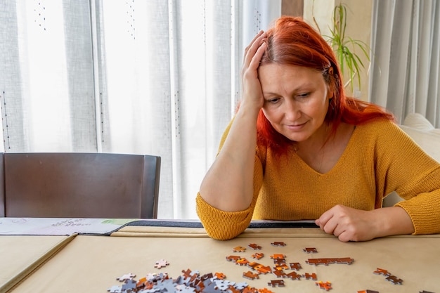 Foto nahaufnahme einer frau, die auf einem tisch sitzt