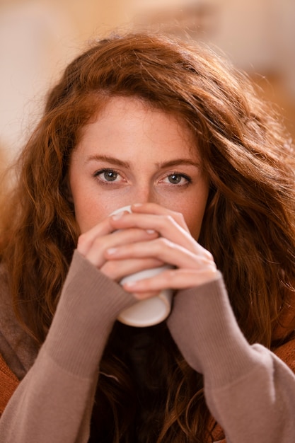 Foto nahaufnahme einer frau, die aus einer tasse trinkt