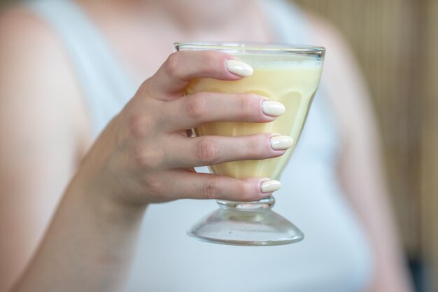 Foto nahaufnahme einer frau, die ein getränk in der hand hält