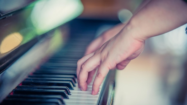 Nahaufnahme einer Frau, die ein Klavier spielt