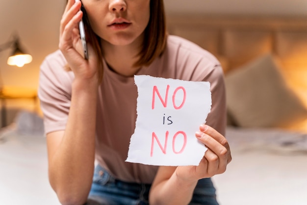 Nahaufnahme einer Frau, die ein Nein hält, ist kein Zeichen