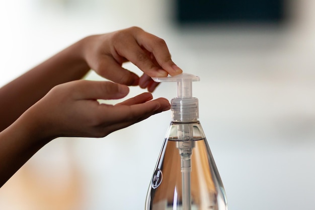 Nahaufnahme einer Frau, die eine Glasflasche in der Hand hält