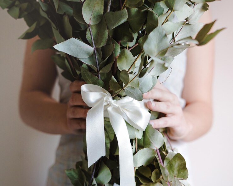 Foto nahaufnahme einer frau, die einen blumenstrauß hält