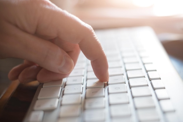 Nahaufnahme einer Frau, die einen Computer benutzt