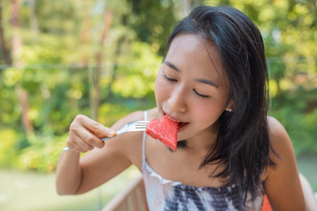 Nahaufnahme einer Frau, die einen Teller mit Obst mit Wassermelone und Passionsfrucht angehoben hat Mädchen genießen Sie Obst zum Mittagessen Wellness-Diät-Konzept Konzept der Gesundheit
