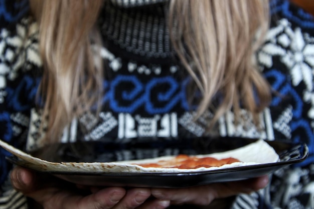 Foto nahaufnahme einer frau, die essen hält