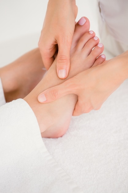 Nahaufnahme einer Frau, die Fußmassage empfängt
