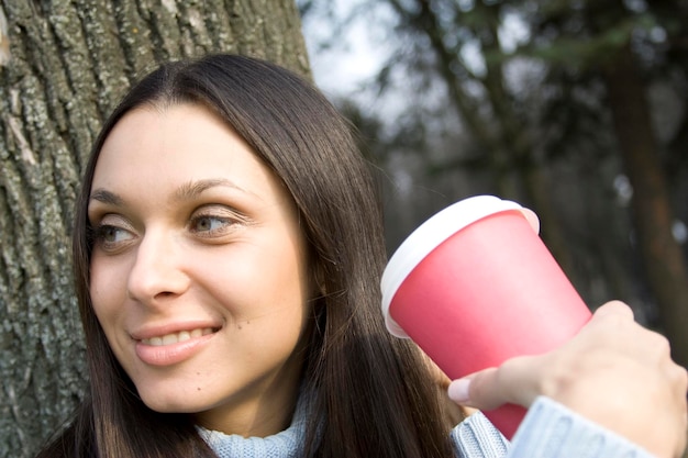 Nahaufnahme einer Frau, die Kaffee trinkt