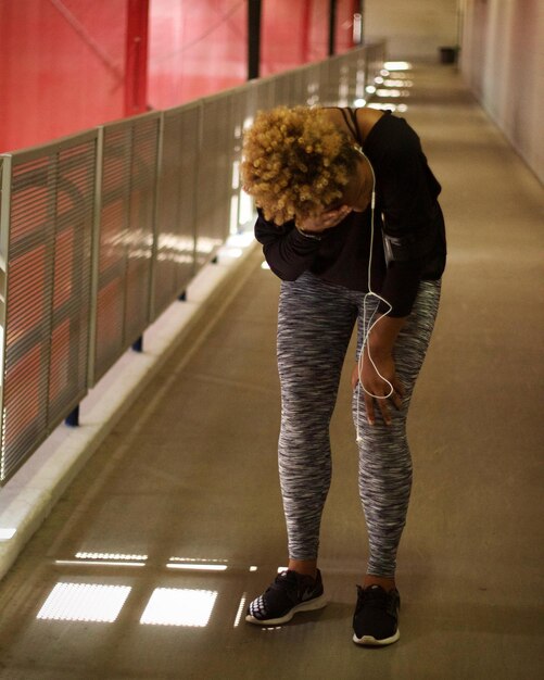 Foto nahaufnahme einer frau, die nach unten schaut