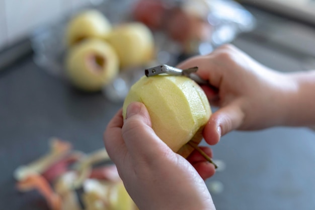 Nahaufnahme einer Frau, die Obst hält