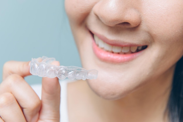 Nahaufnahme einer Frau, die Plastikspangen hält