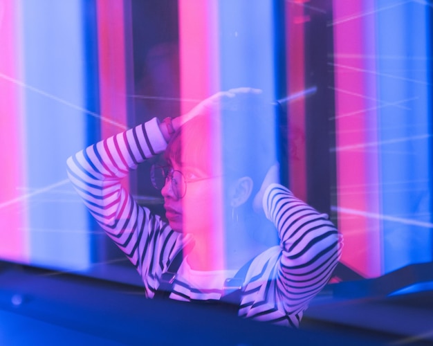 Nahaufnahme einer Frau, die sich auf Glas reflektiert