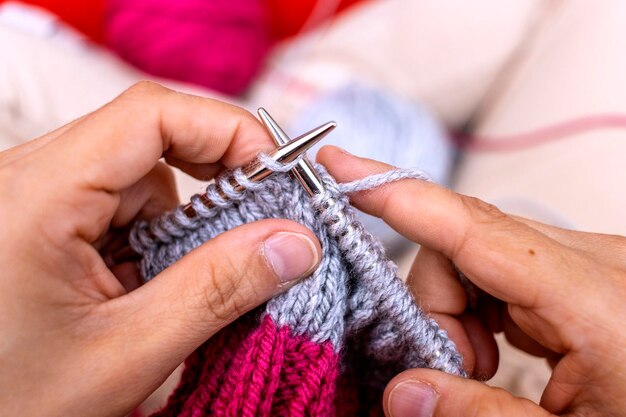 Nahaufnahme einer Frau, die zu Hause strickt Handgefertigtes Konzept