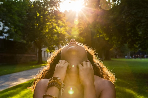 Foto nahaufnahme einer frau im park