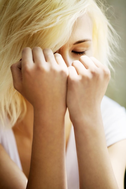 Nahaufnahme einer Frau mit blonden Haaren