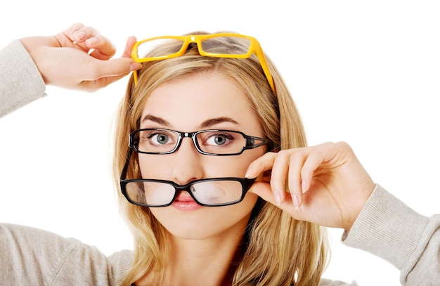 Foto nahaufnahme einer frau mit brille vor weißem hintergrund