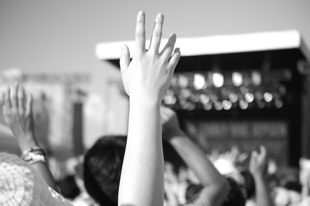Foto nahaufnahme einer frau mit der hand gegen menschen bei einem musikkonzert