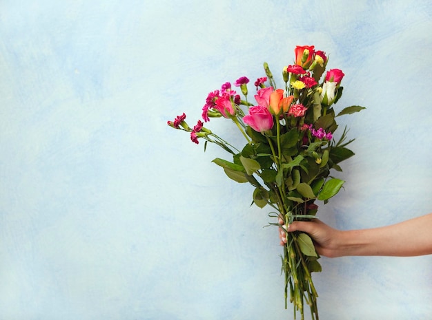 Nahaufnahme einer Frau mit einem Blumenstrauß